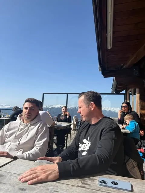 Gespräch auf einer Berghütten-Terrasse